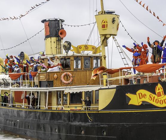 Foto met zwaaiende Sinterklaas en pieten op de stoomboot