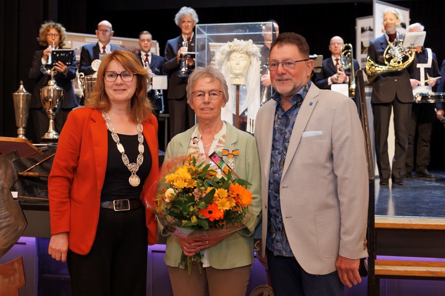 Mevrouw H.L.M. (Hetty) Lenkens-Hubers  samen met haar man en burgemeester Moorman tijdens het uitreiken van de koninklijke onderscheiding