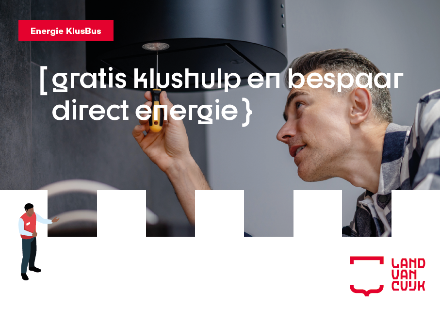 Monteur is bezig een lamp te vervangen. Tekst op de afbeelding: Gratis klusbus en bespaar direct energie.