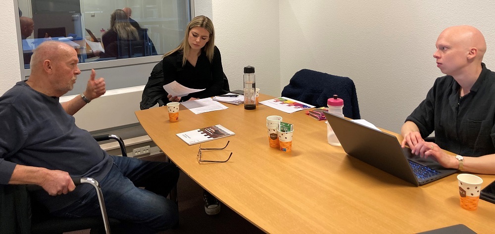 Op de foto medewerkers van de gemeente die Cor Klerkx uit Vierlingsbeek interviewen over onze dienstverlening.