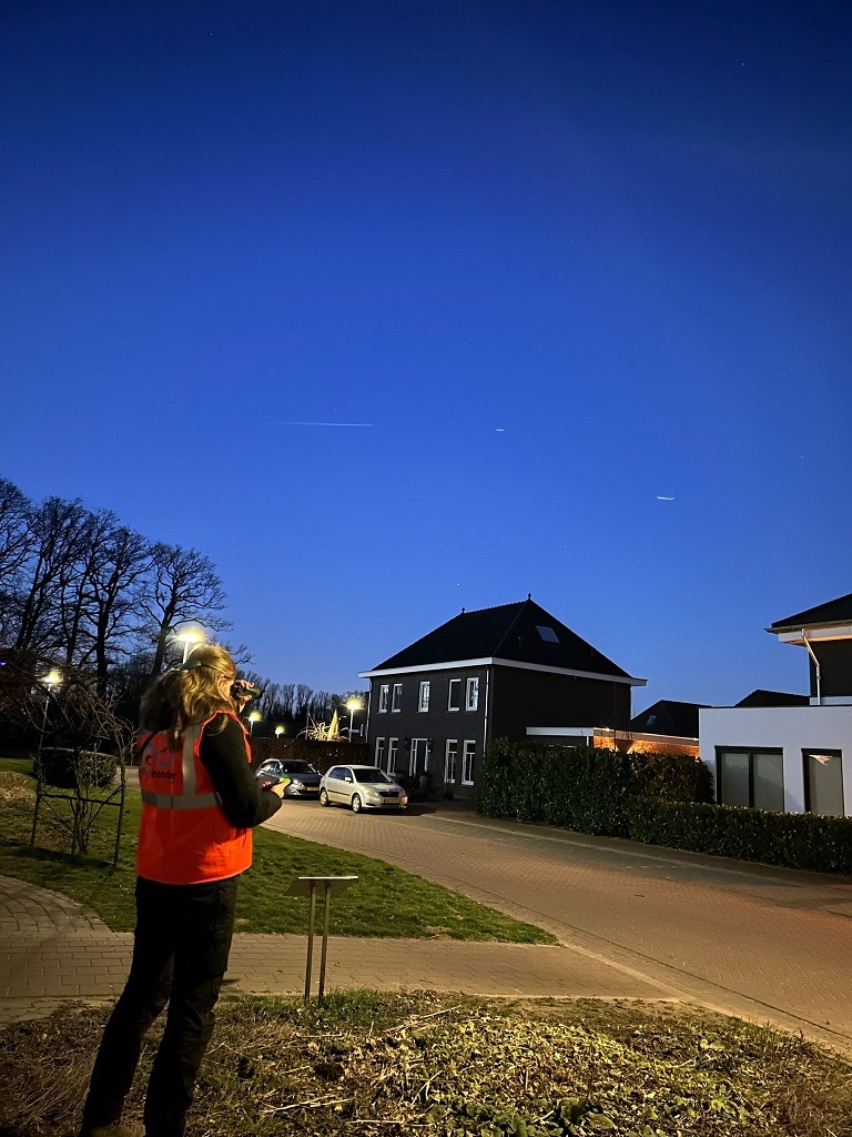 Foto met een persoon die in de nacht veldonderzoek doet 