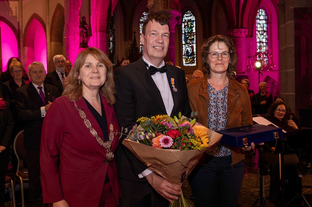 Op de foto de heer Verhallen met zijn partner en burgemeester Moorman.