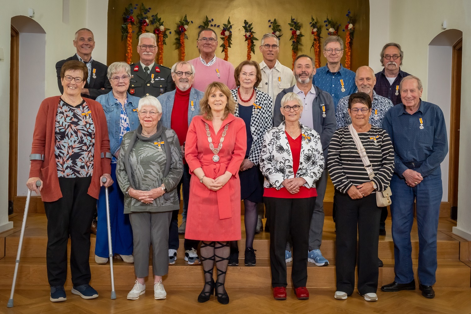 Foto Lintjesdag waarop de burgemeester staat met de mensen staan die een lintje hebben gekregen