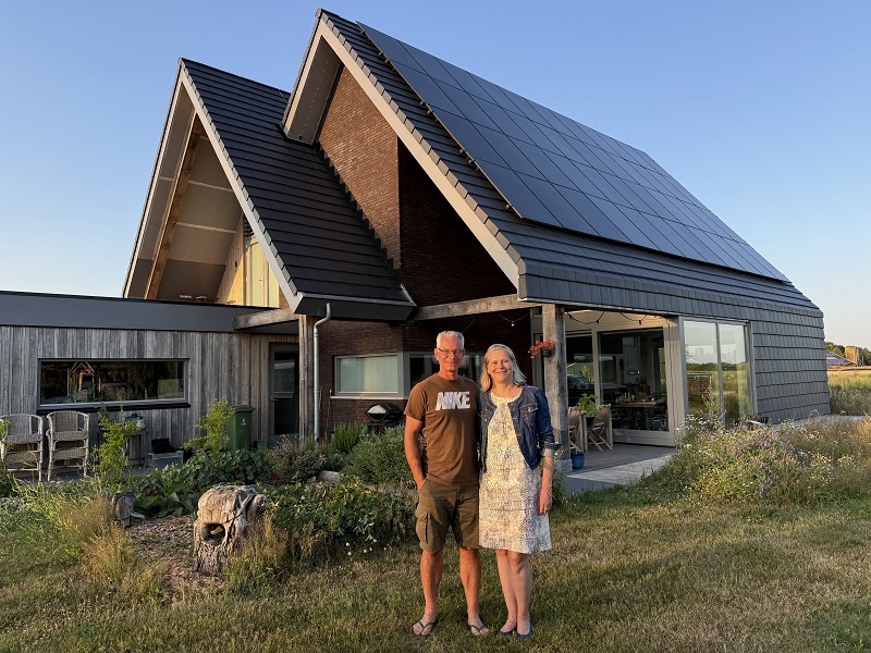Michiel Moret en Janneke Braam bij hun huis in St. Agatha.