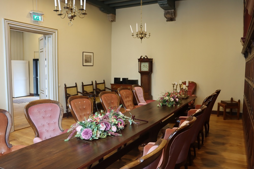 Afbeelding van de trouwzaal in het historische stadhuis in Grave