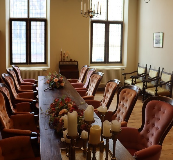 Afbeelding van de trouwzaal in het historische stadhuis in Grave