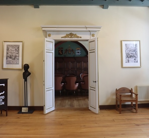 Afbeelding van de trouwzaal in het historische stadhuis in Grave
