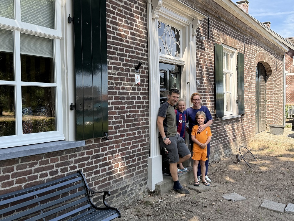 Foto van de familie Verheijen bij hun monumentale woning  in Rijkevoort. 