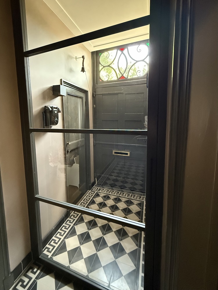 Foto van de hal van bij de voordeur