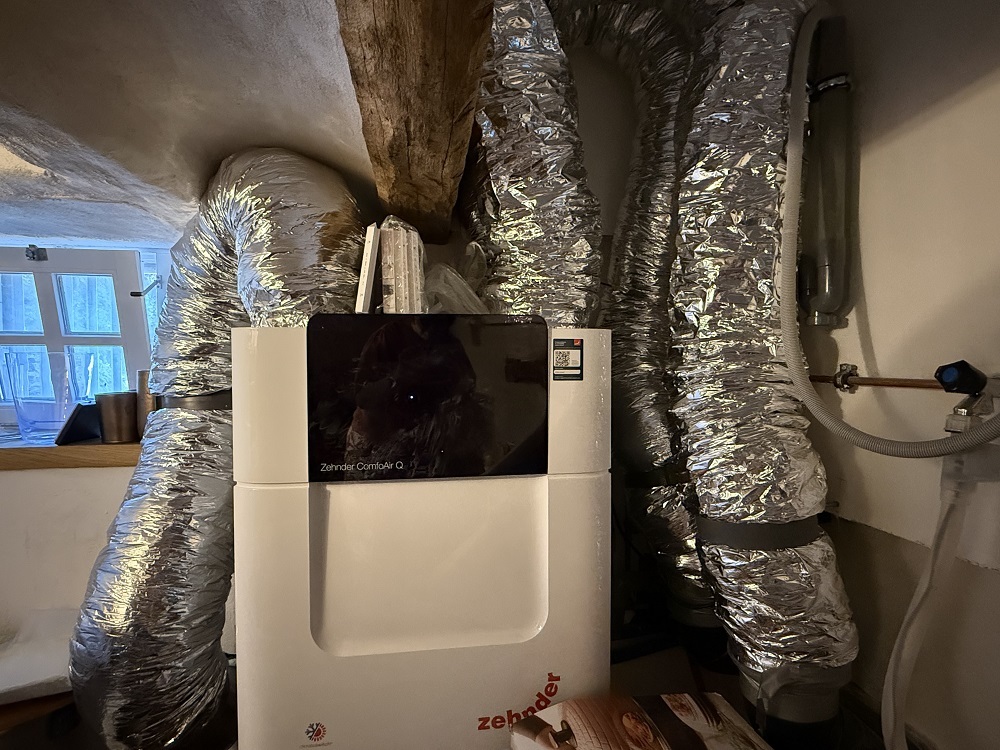 Foto van de warmte-terugwin-installatie en de warmtepomp