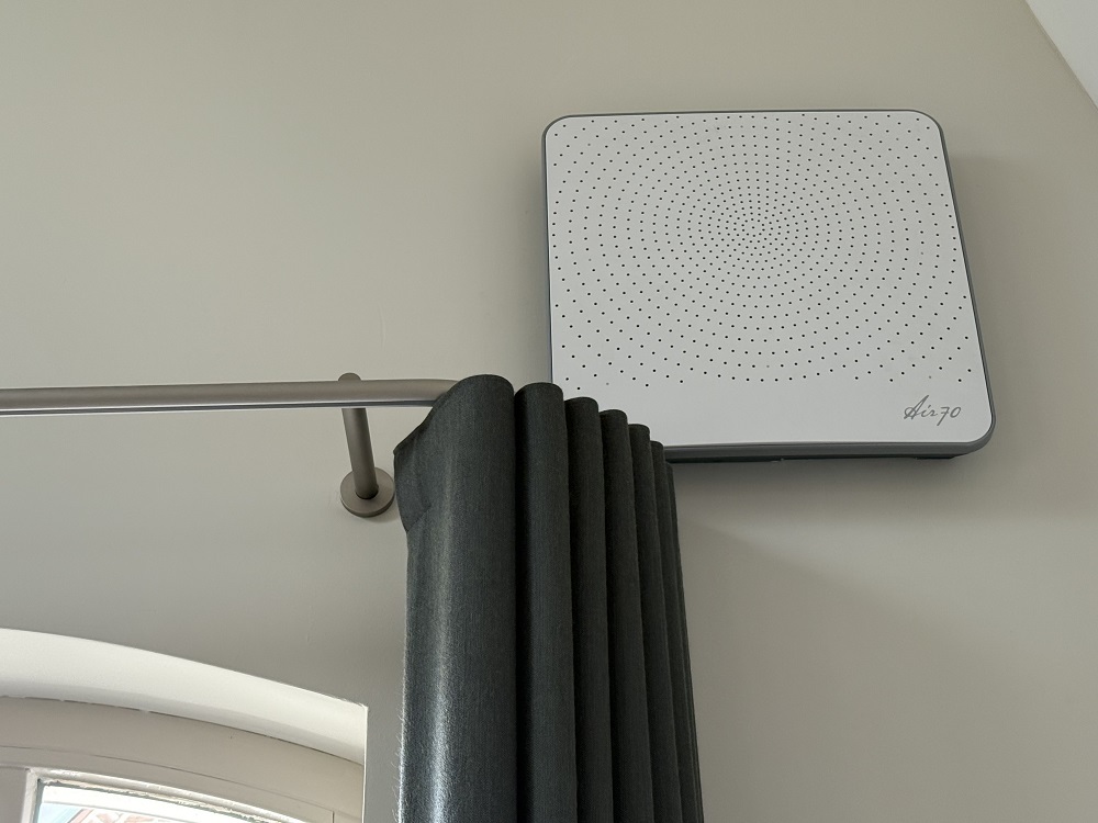 Foto van decentrale warmteterugwininstallatie boven gordijn