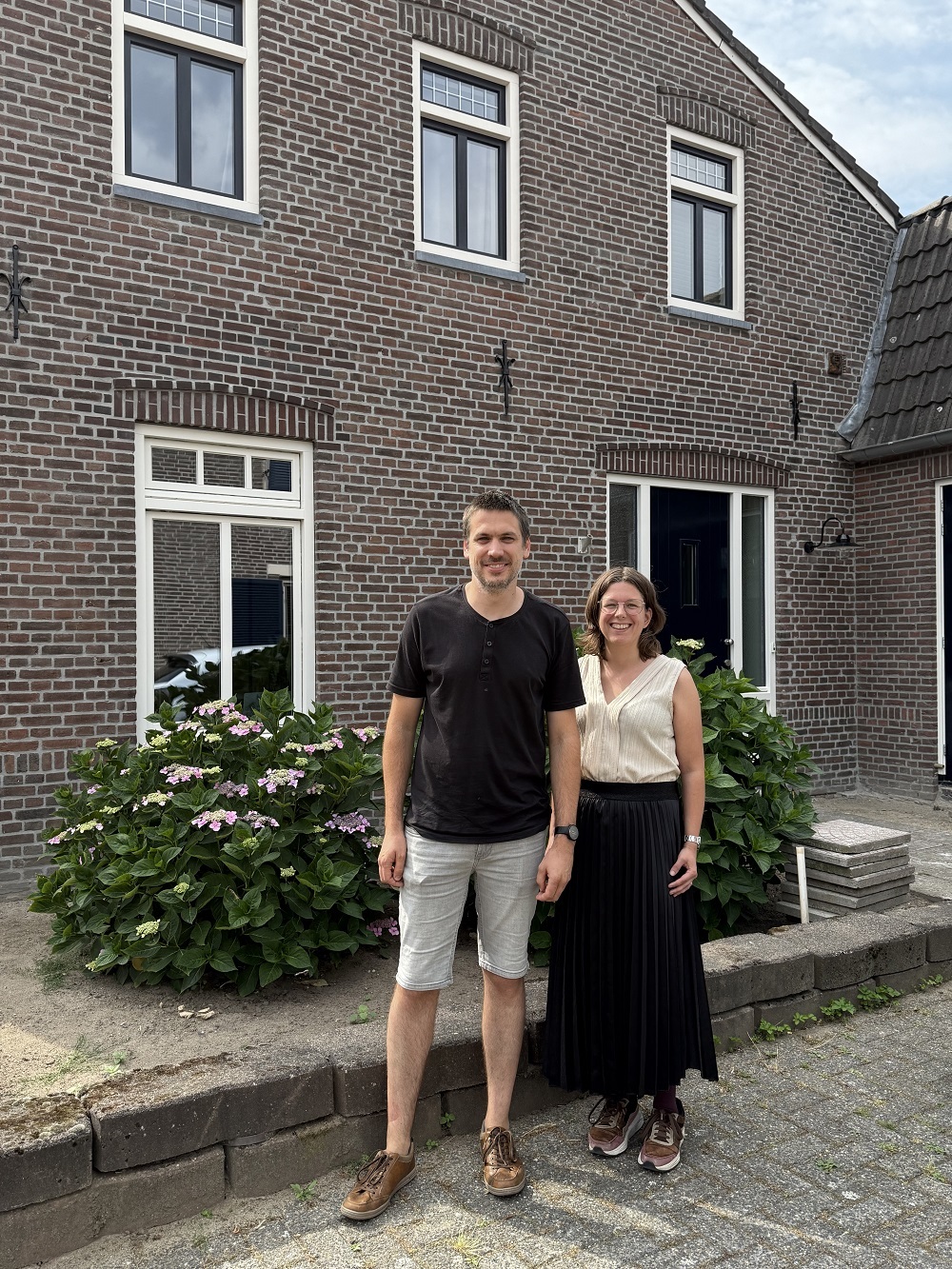 Foto van Ralph en Elcke voor hun verduurzaamde woning in Beugen