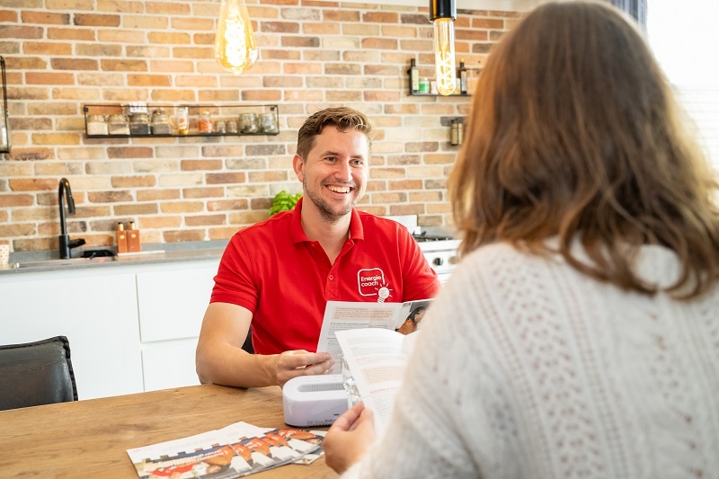 Energiecoach aan tafel in gesprek met een inwoner