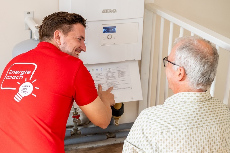 Energiecoach kijkt samen met een inwoner naar de instellingen van de CV ketel.