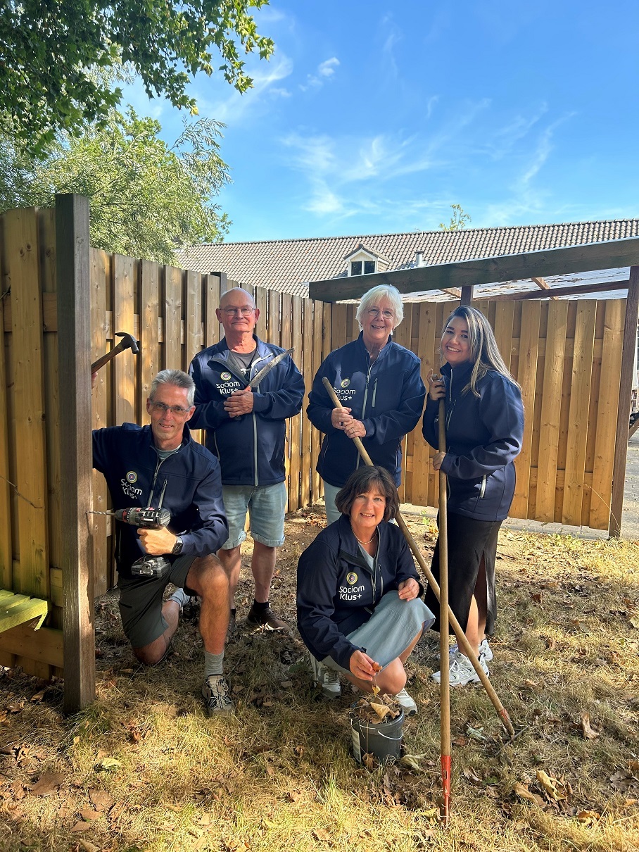Foto waarop 2 heren en 3 dames staan, zij vormen het team Energieaanpakkers Land van Cuijk
