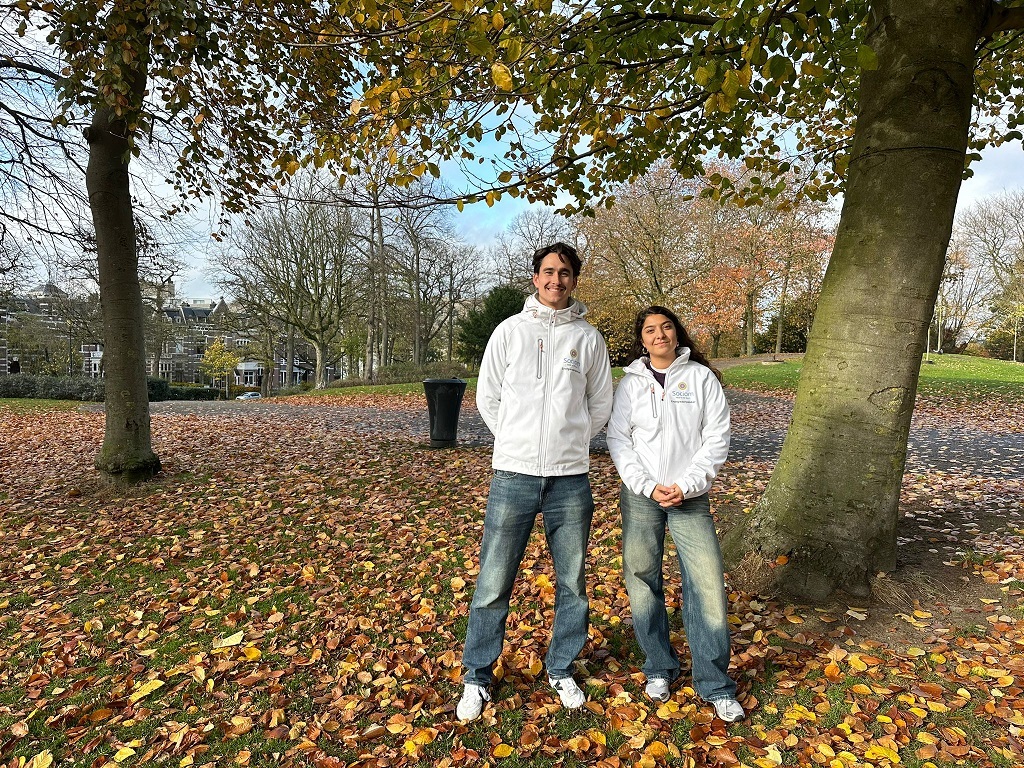 Foto van het het vrijwillige klusteam van Sociom Klus+ bestaande uit en jongen en een meisje