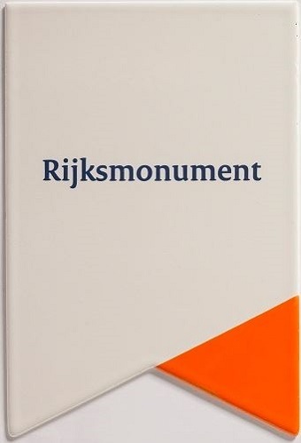 Afbeelding van een schildje voor op een Rijksmonument. Op het schildje staat de tekst Rijksmonument