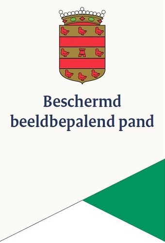 Afbeelding van een schildje voor op een Beschermd Beeldbepalend Pand. Op het schildje staat de tekst Beschermd Beeldbepalend Pand