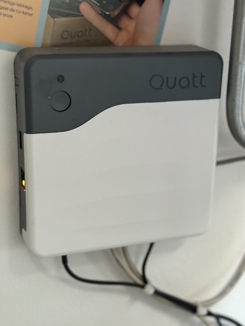 Foto van een bedieningsunit van de warmtepomp binnen op de muur