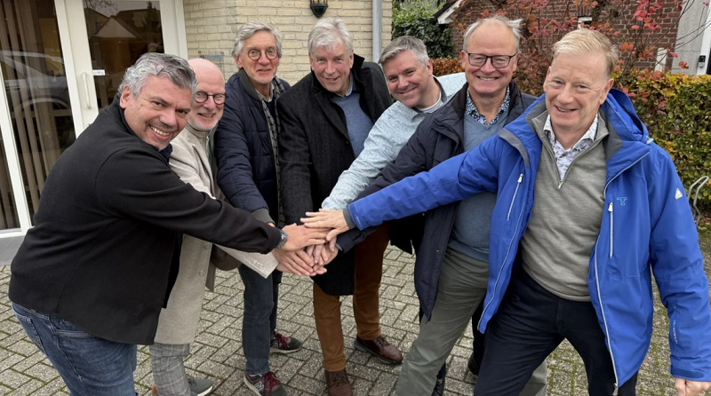 Foto bestuur van Energiecoöperatie Land van Cuijk, van links naar rechts; Peter Linders (Grave), Peter Jilesen (Maashees), Bert Pothast (Maashees), Joop Verbeeten (Vierlingsbeek), Raymond Derks (Beugen), Jacco Diederen (Boxmeer), Wim van Berkel (Cuijk)