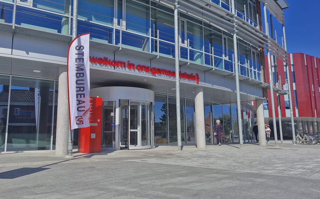 Foto van de ingang van het stembureau in het gemeentehuis te Boxmeer