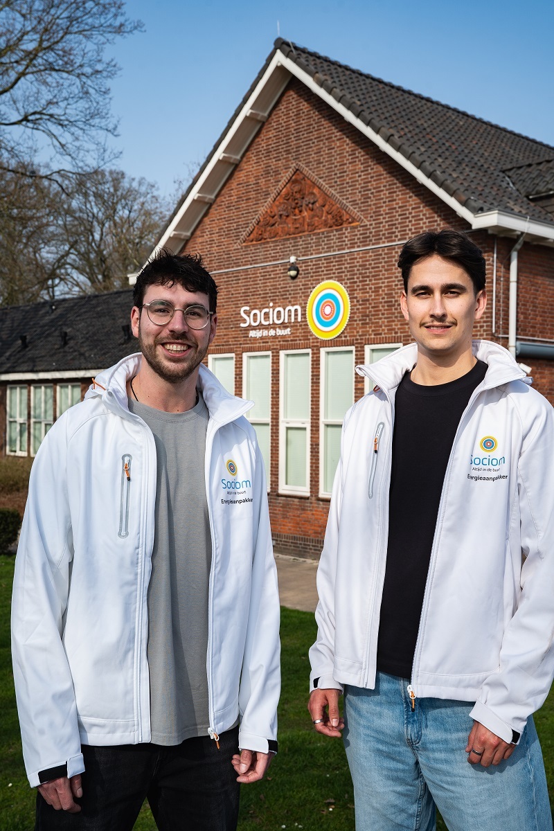 Foto van de 2 energieaanpakkers van Sociom voor het gebouw van Sociom.
