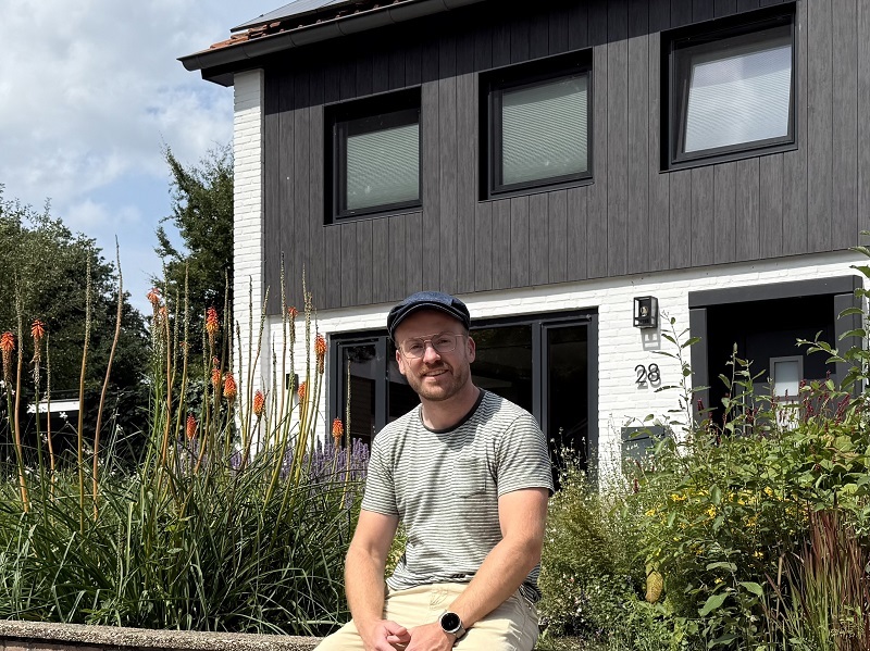 Op de foto Bas van Megen voor zijn verduurzaamde huis.