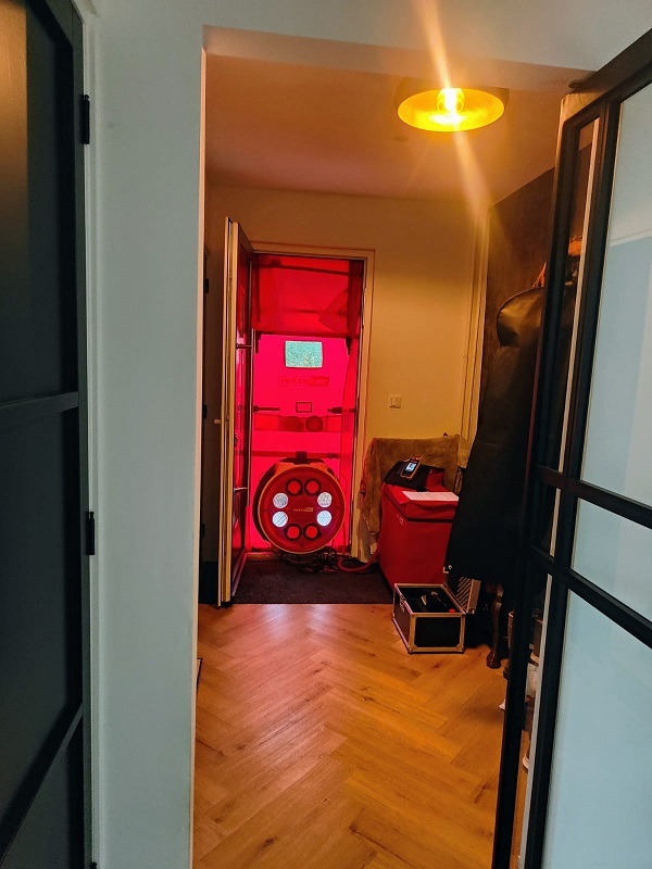 Op de foto een blowerdoortest. Dat is een apparaat waarmee getest kan worden waar het tocht in een huis.