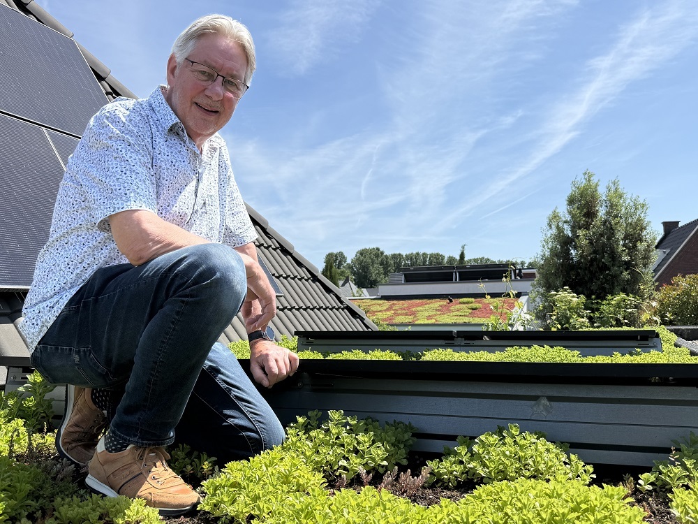 Op de foto Christ bij zijn groene dak.