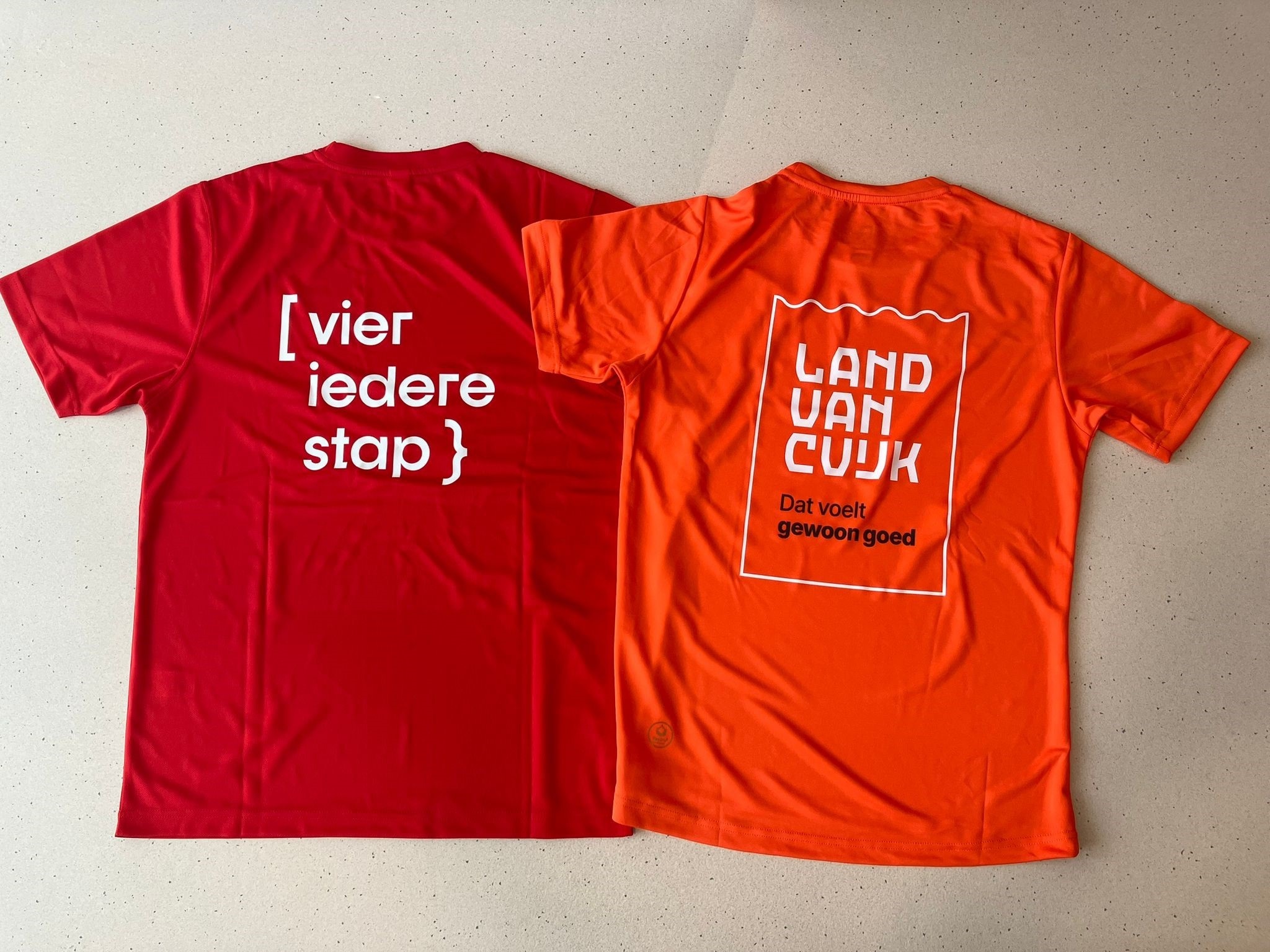 2 t-shirt, eentje rood met witte logo en eentje oranje met witte logo