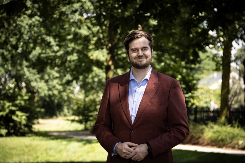 Foto van wethouder Mike van Diemen staand in een bos