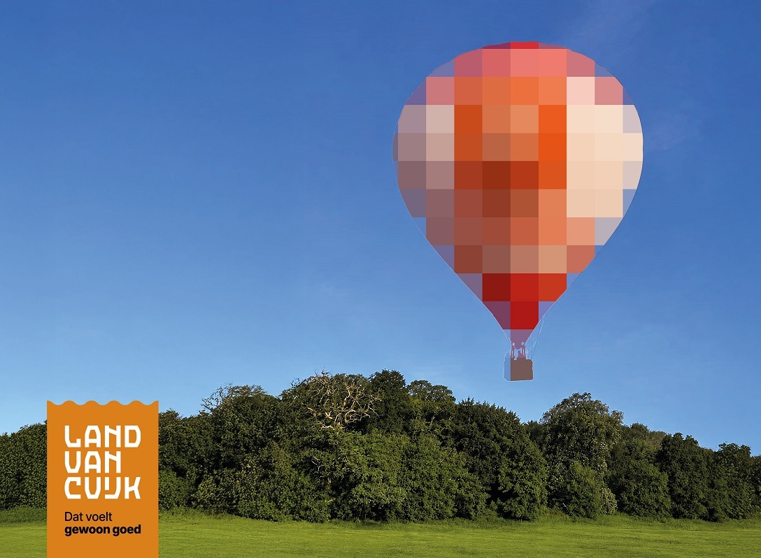 Foto met logo met tekst 'Land van Cuijk, dat voelt gewoon goed' en een geblurde foto van een luchtballon in de lucht
