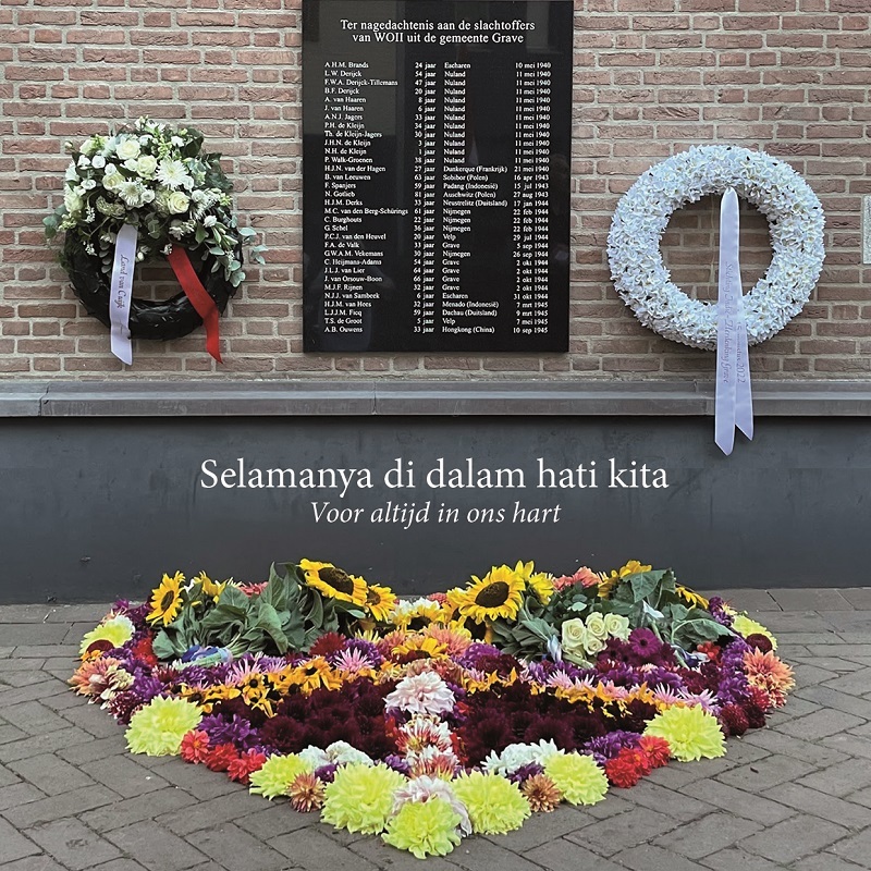 Foto van het indië monument in Grave met bloemen en de tekst Selamanya di dalam hati kita. Voor altijd in ons hart.